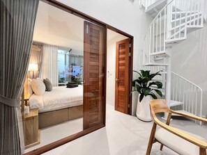 Basic-loftsværelse | Opholdsområde | 55-tommers smart-tv med satellitkanaler