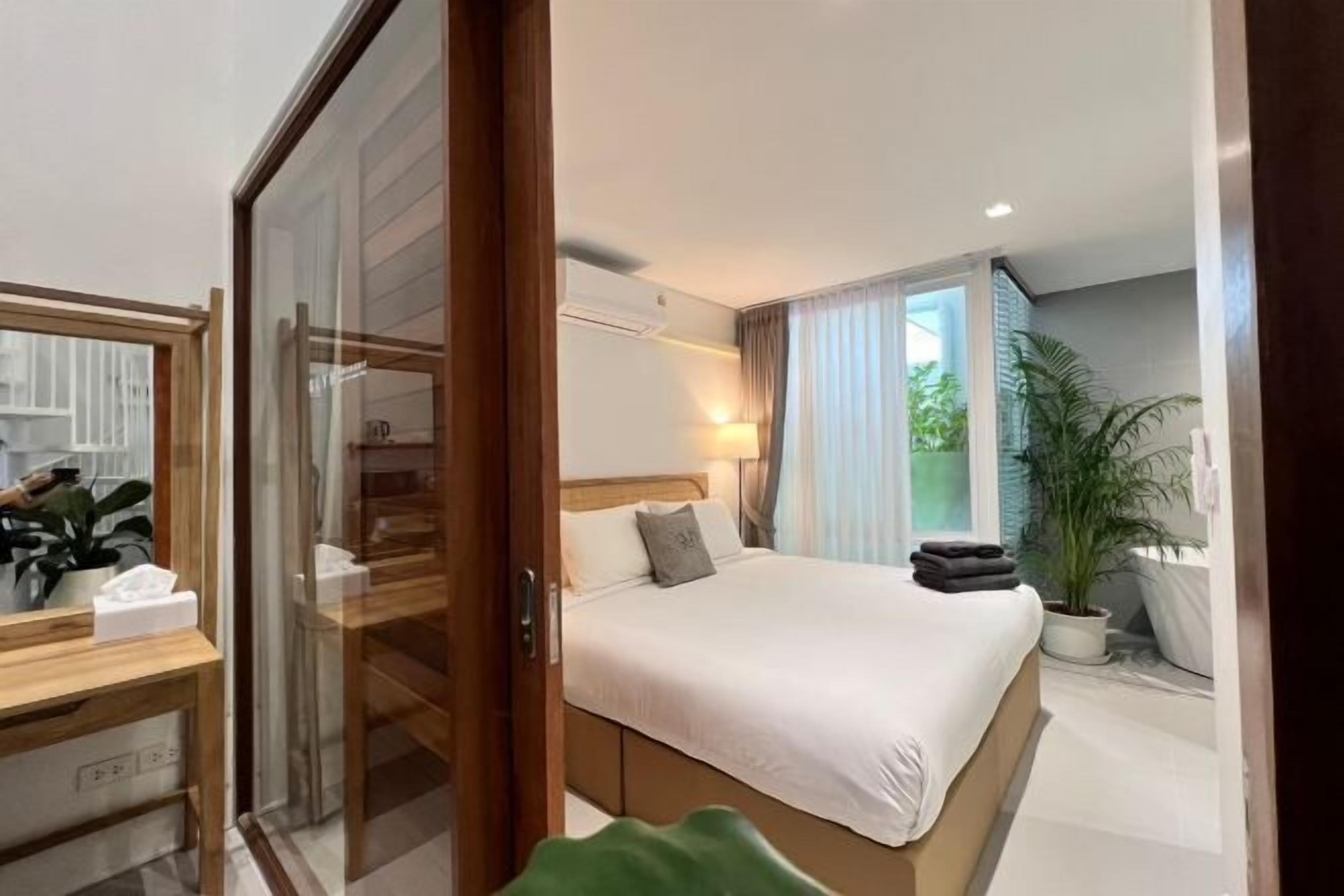 2 bedrooms, Select Comfort beds, free minibar, individually decorated