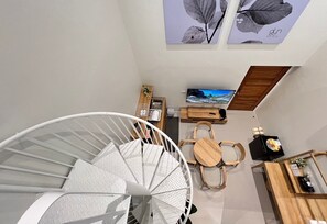 Loft básico | Zona de estar | Smart TV de 55 pulgadas con canales por satélite