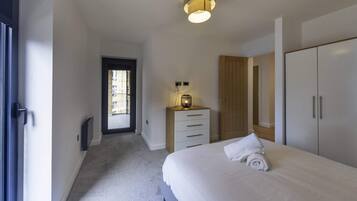 2 bedrooms, desk, iron/ironing board, WiFi