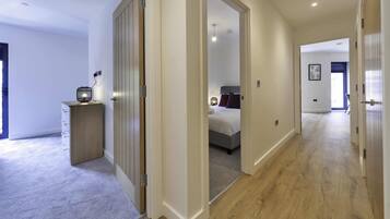 2 bedrooms, desk, iron/ironing board, WiFi