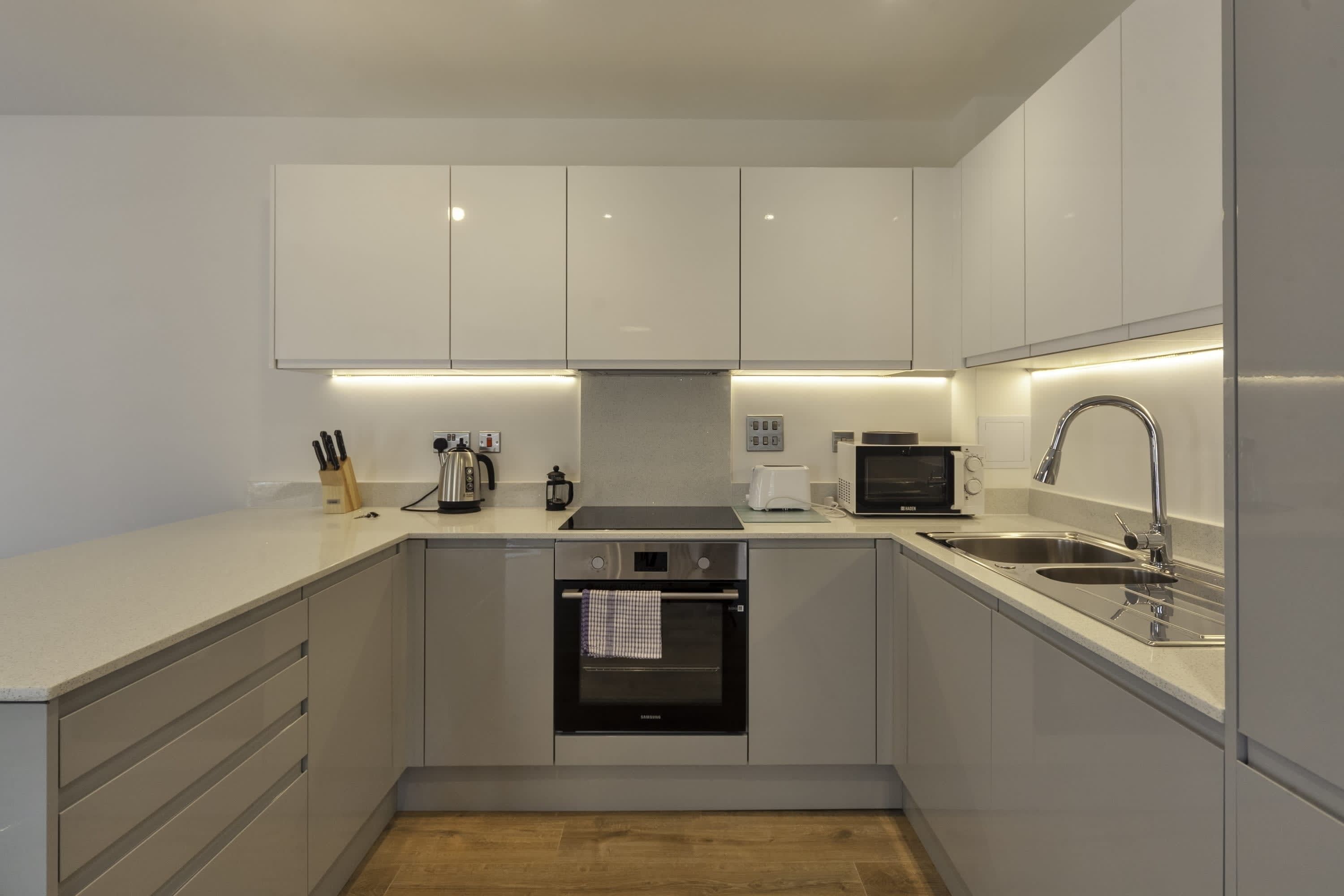 Kjøleskap, mikrobølgeovn, ovn og kokeplater