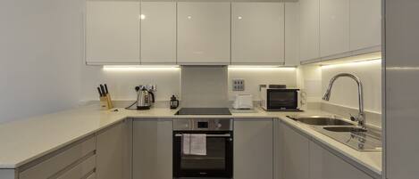 Kjøleskap, mikrobølgeovn, ovn og kokeplater