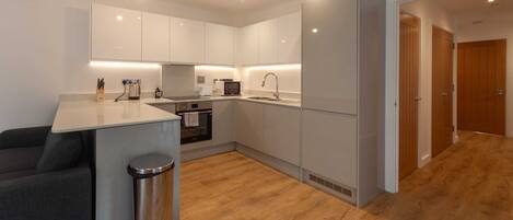 Réfrigérateur, micro-ondes, four, plaque de cuisson