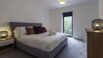 2 bedrooms, desk, iron/ironing board, WiFi