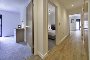 2 habitaciones, escritorio, tabla de planchar con plancha y wifi 