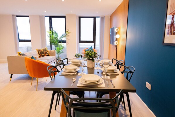 Dining - Stunning 3 Bedroom Manchester Apartment (Salford)