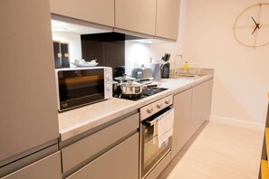 Fridge, microwave, oven, stovetop - Stunning 3 Bedroom Manchester Apartment (Salford)