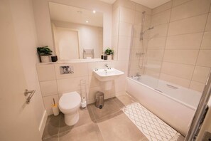 Shower, hair dryer, towels - Stunning 3 Bedroom Manchester Apartment (Salford)