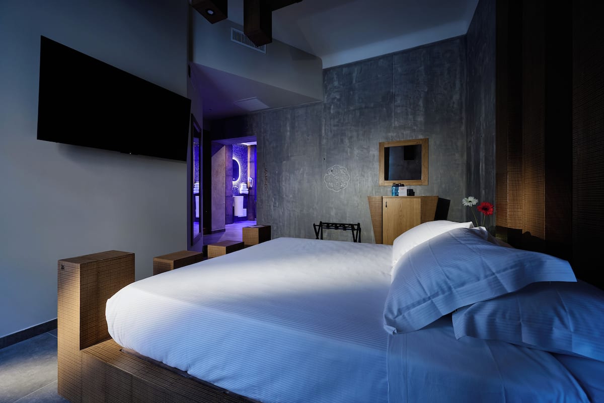 Design Room, 1 Queen Bed, Jetted Tub