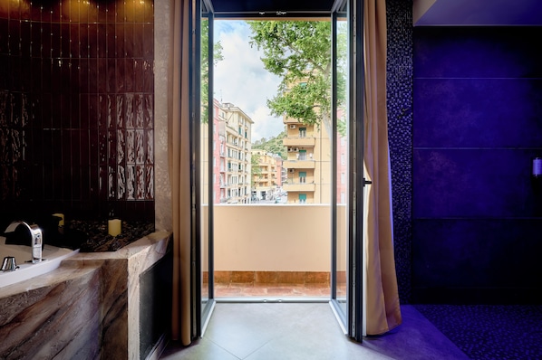 Chambre Deluxe, 1 grand lit, baignoire à jets | Terrasse/Patio