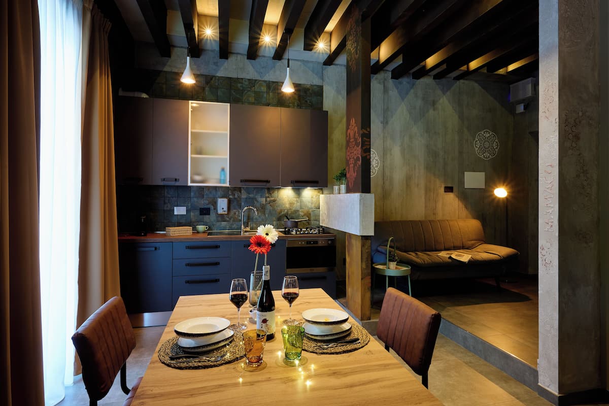 Design Studio, 1 Queen Bed with Sofa bed, No housekeeping, City View | Private kitchen