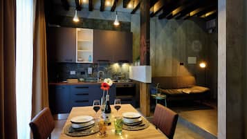 Estudio de diseñador, 1 cama Queen size y sofá cama, sin servicio de limpieza, vista a la ciudad | Cocina privada | Frigobar