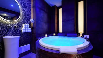 Design Room, 1 Queen Bed, Jetted Tub | Private spa tub