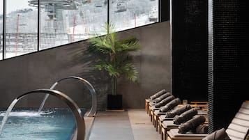 Inomhuspool och utomhuspool, öppettider: 08.00 till 00.00, och solstolar