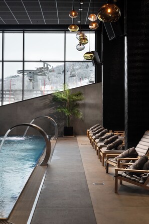 Piscine couverte, piscine extérieure, chaises longues