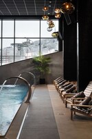 Una piscina techada, una piscina al aire libre