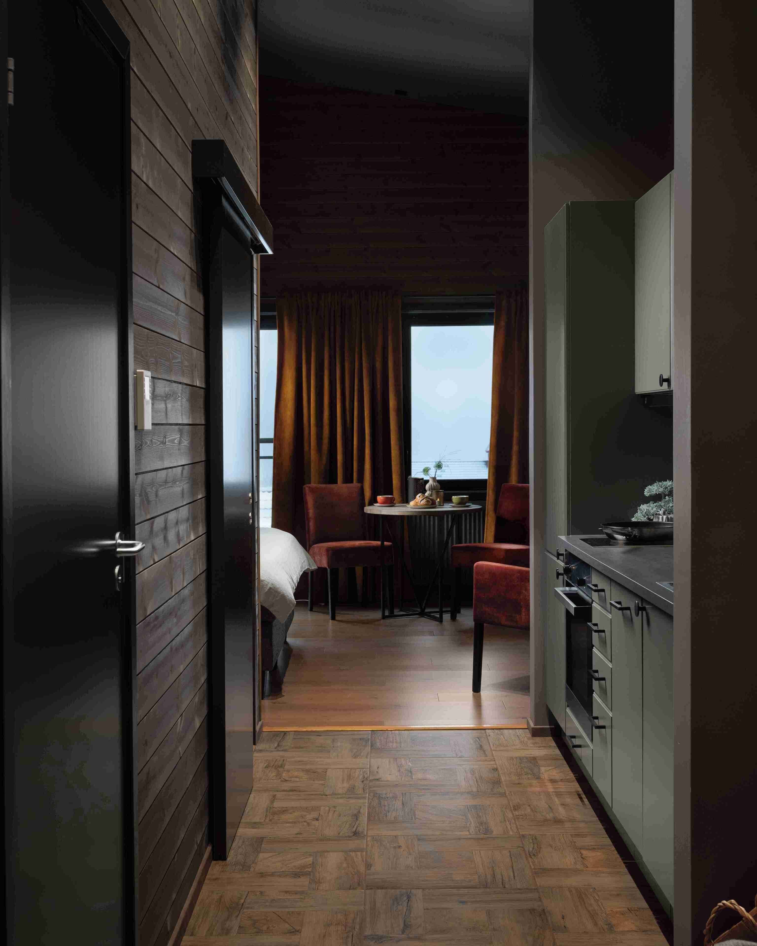 Kjøleskap, ovn, kokeplater og oppvaskmaskin