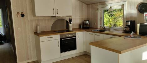 Stovetop, dishwasher, coffee/tea maker, electric kettle