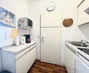 Kylskåp, mikrovågsugn, spishäll och diskmaskin