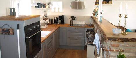 Lavavajillas, cafetera y tetera, tetera eléctrica y periquera