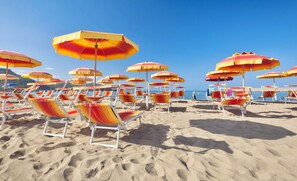 Private beach, sun-loungers, beach umbrellas - Residence with private beach in Bosa Marina (Bosa)