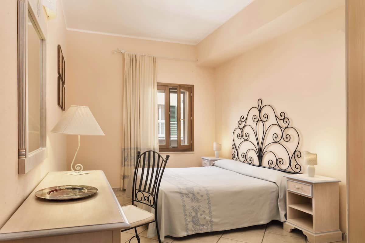 Suite, uitzicht op zee | 2 slaapkamers, een kluis op de kamer, gratis wifi, beddengoed