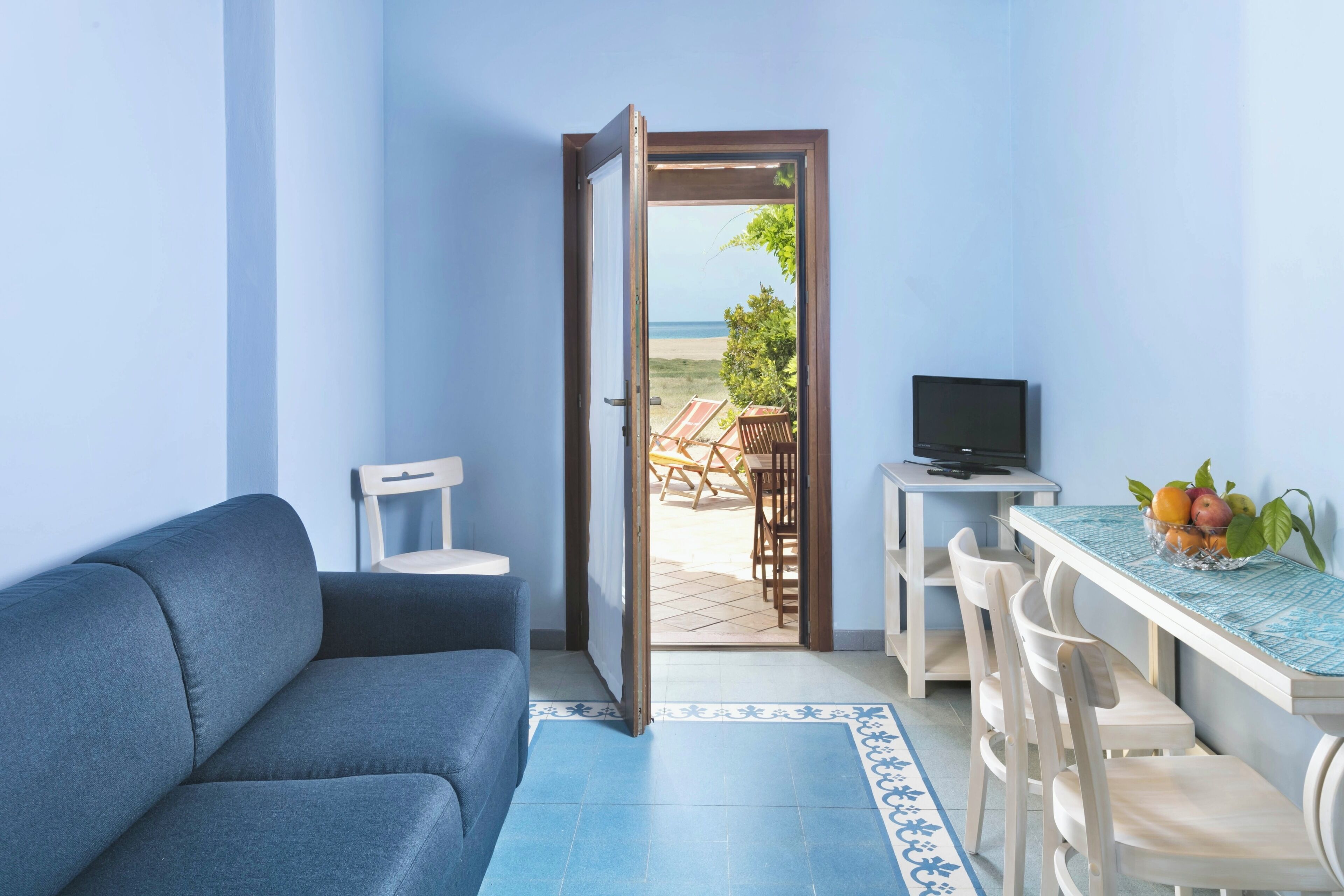 Suite Junior | Area soggiorno | TV a schermo piatto 24 pollici con canali via cavo