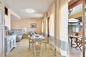 Studio, Meerblick | Wohnbereich | 24-Zoll-Flachbildfernseher mit Kabelempfang