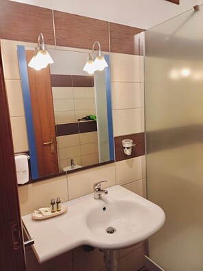 Studio, vue sur la mer | Salle de bain | Douche, douche cascade, séchoir à cheveux, bidet