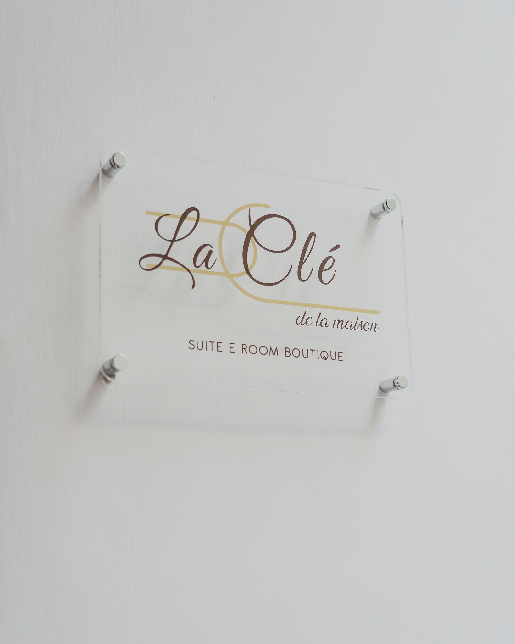 A sign for 'La Clé de la maison' indicating a suite and room boutique.