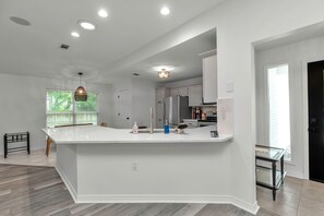 Fridge, microwave, oven, stovetop - Boat House: Boat Ramp, Grill, 1mile to Beach (Fort Walton Beach)