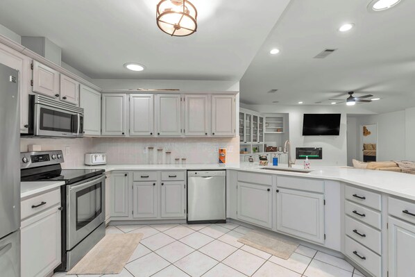 Refrigerador, microondas, horno, placa de cocina