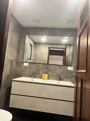 Doccia, asciugacapelli, asciugamani, sapone