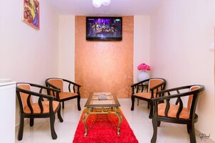 Stúdíóíbúð - borgarsýn | Öryggishólf í herbergi, skrifborð, myrkratjöld/-gardínur