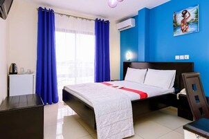 Habitación, vistas a la ciudad | Caja fuerte, escritorio, cortinas opacas y tabla de planchar con plancha