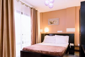 Habitación, vista a la ciudad | Caja de seguridad en la habitación, escritorio y cortinas blackout 