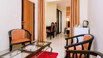 Studio, City View | In-room safe, desk, blackout drapes, iron/ironing board