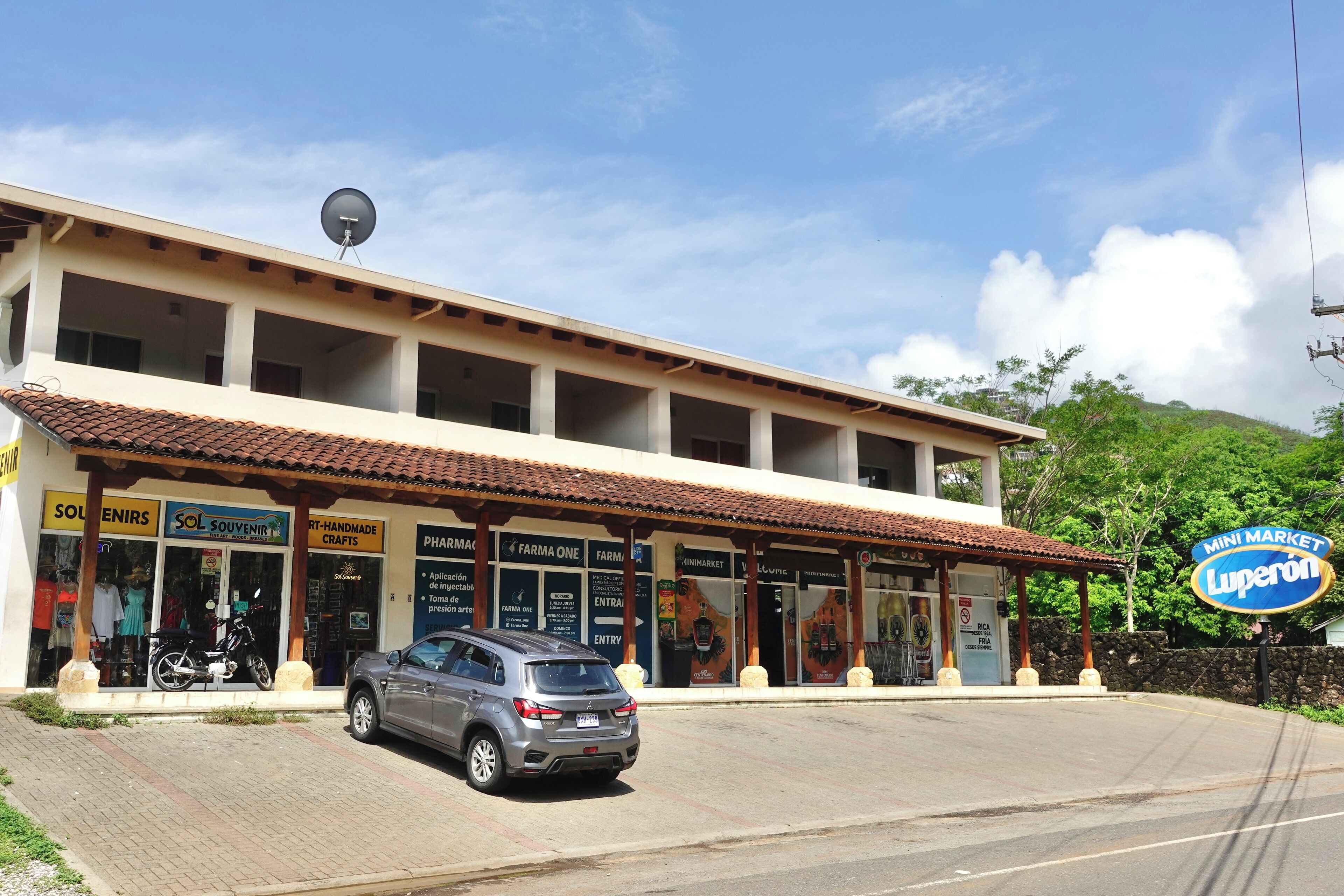 Un edificio con varias fachadas, incluyendo 'Sol Souvenir' y 'Farm One'.