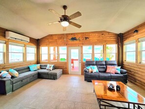 TV - Beach Front Cottage - Head on the cloud, toes on the sand (Port Lavaca)