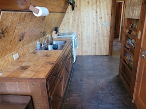 Microwave, oven, stovetop, coffee/tea maker - The Koal-Mine-Inn - Fun and Charming with Lots of Character, Air Conditioning, and a Great Location!  Also dog-friendly! (Frankfort)