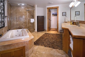 Dusche, Whirlpool, Haartrockner, HandtĂŒcher