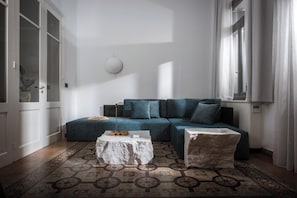 Suite – executive | Oppholdsområde | En 32-tommers smart-TV med kabel-kanaler