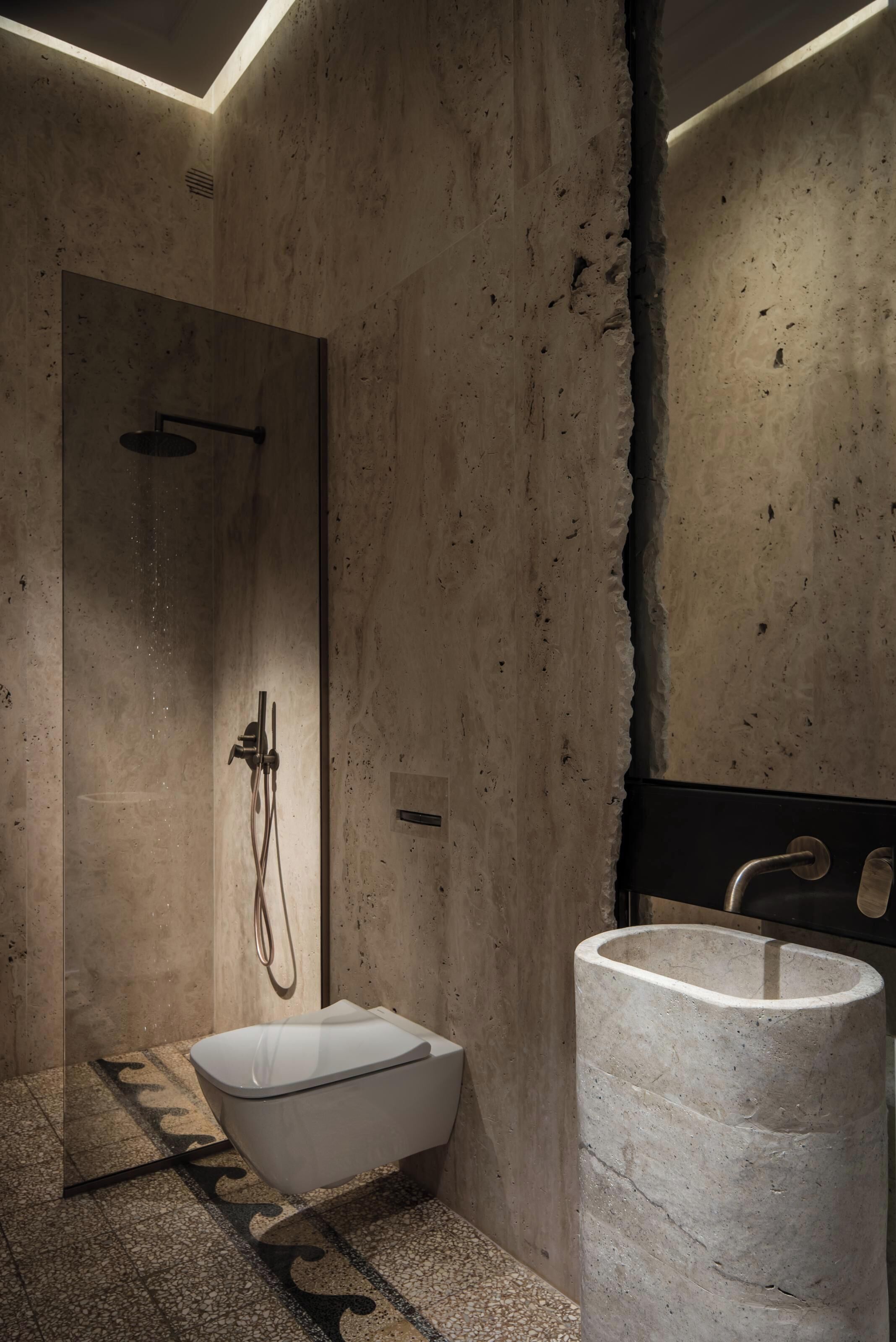 Un baño moderno con una bañera independiente, un lavabo grande y una zona de ducha.