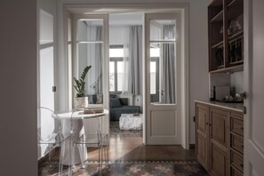 Executive Suite | Living area | 32-inch Smart TV with cable channels - Vegga Suites (Heraklion)