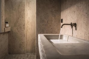 Suite Supérieure | Salle de bain | Douche, douche à « effet pluie », articles de toilette gratuits