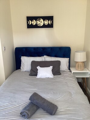 2 dormitorios, tabla de planchar con plancha, wifi gratis y ropa de cama