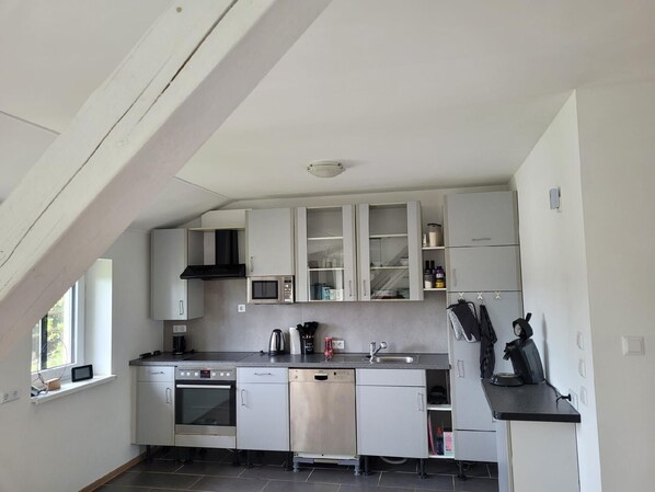 Refrigerador, microondas, horno, placa de cocina