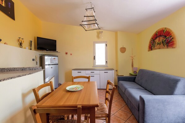 Appartement, vue mer | Coin séjour | Télévision de 32 pouces avec chaînes numériques