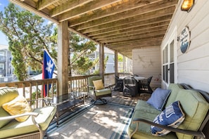 Outdoor dining - 1834 - Carolina Grace, Beautifully decorated condo in Corolla with community pool outside! (Corolla)